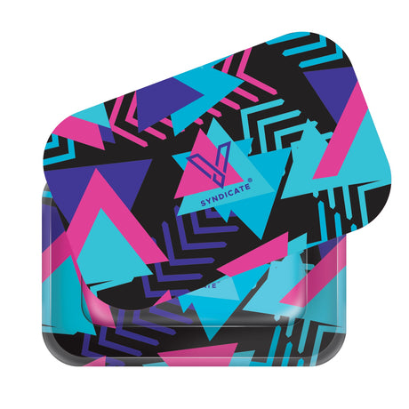 Roll N Go Medium - Retro, a metal tray with a geometric pattern, features a magnetic lid with SYNDICATE® logo, ideal for organized, spill-free use.