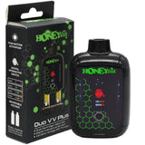 HoneyStick DUO VV PLUS black container and box with robot image, showcasing dual-cartridge 510 thread battery with digital display and auto-draw activation.