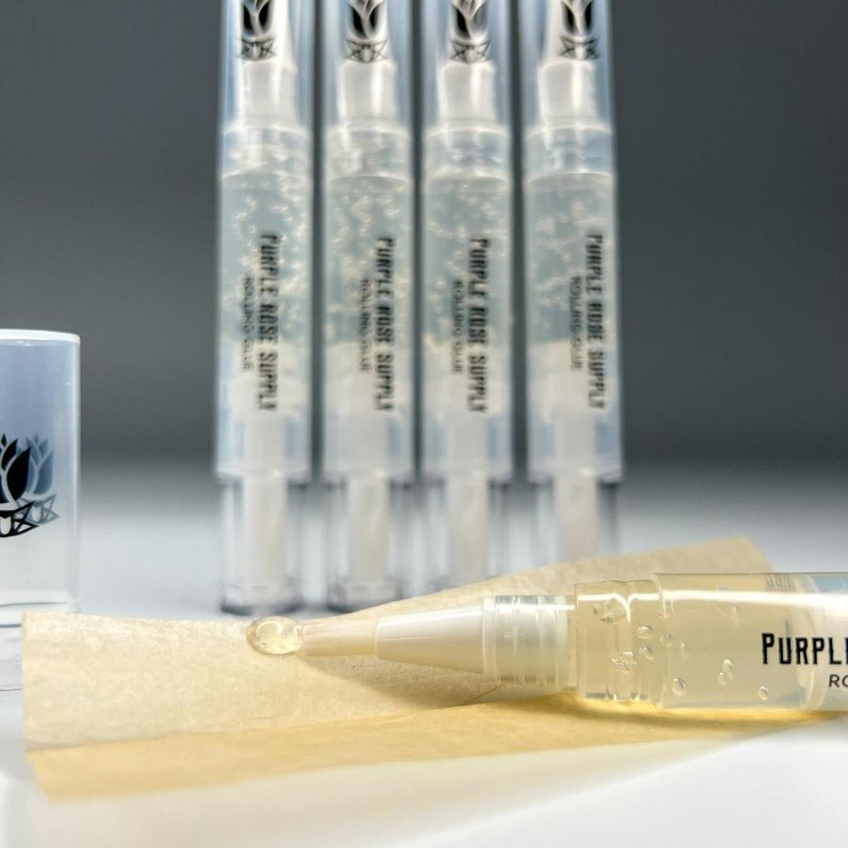 Rolling Glue Box - 4 ml - Carton of 24: Close-up of syringes illustrating precise, mess-free application for hygienic, spit-free rolling.