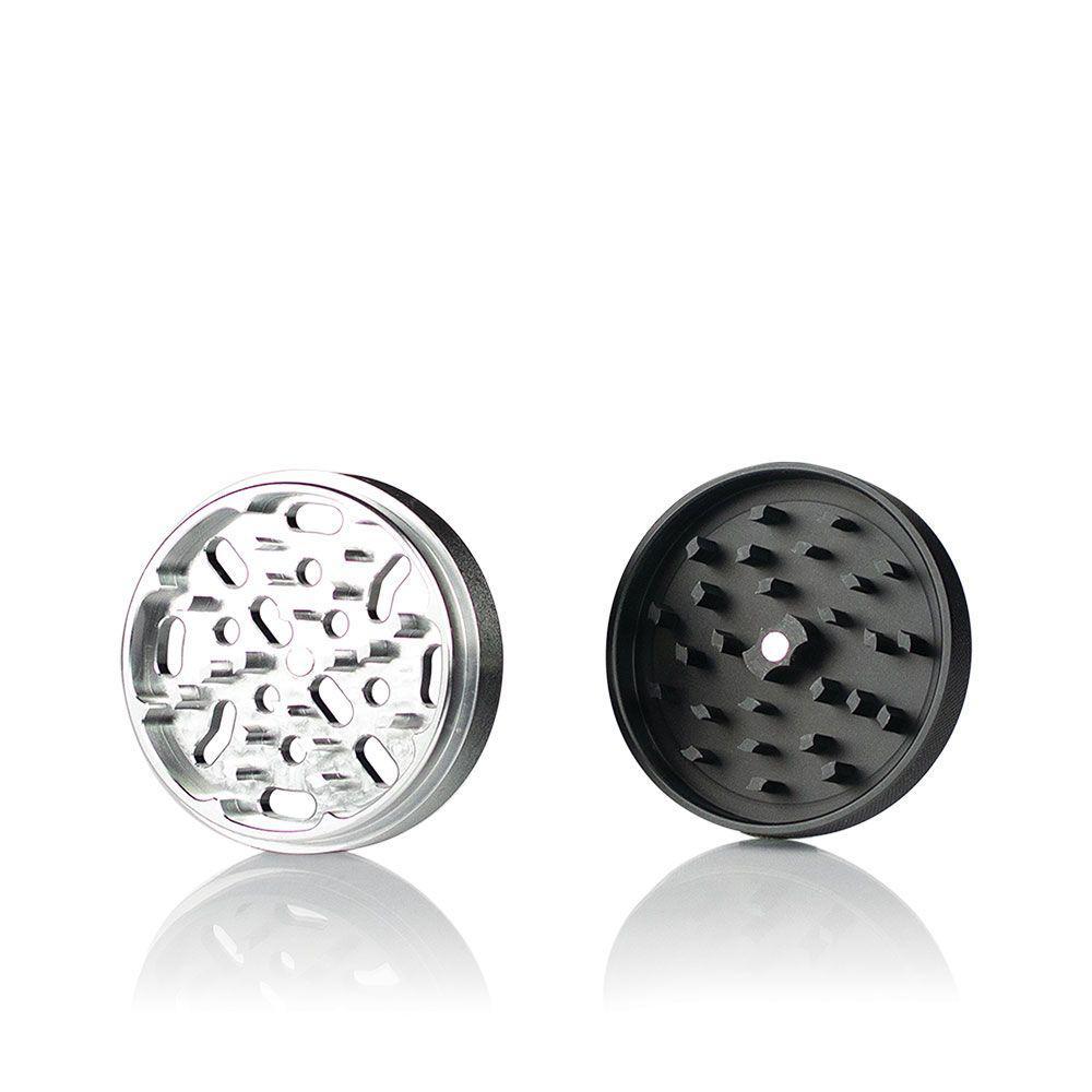 2.2 Kannastör MultiChamber Grinder - Silver: Two interlocking halves with visible teeth, showcasing premium design and magnetic closure for precise, mess-free grinding.